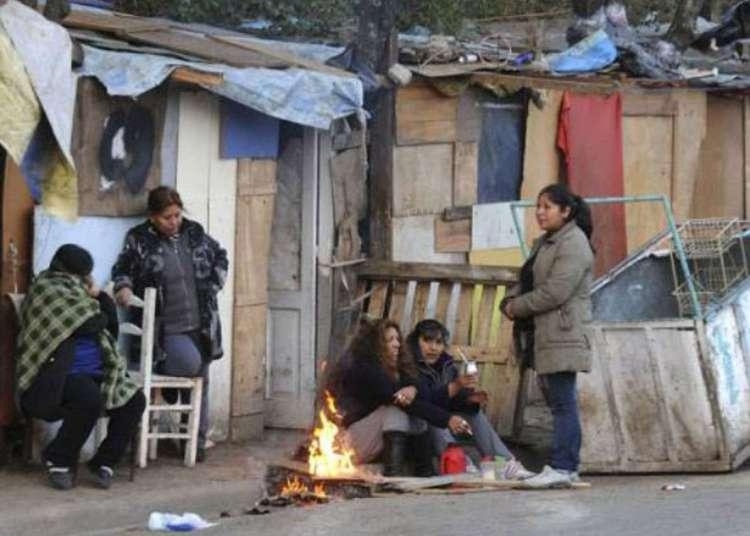 La pobreza fue del 41,7% en el II semestre de 2023; cayeron en la indigencia 11,9% de las personas