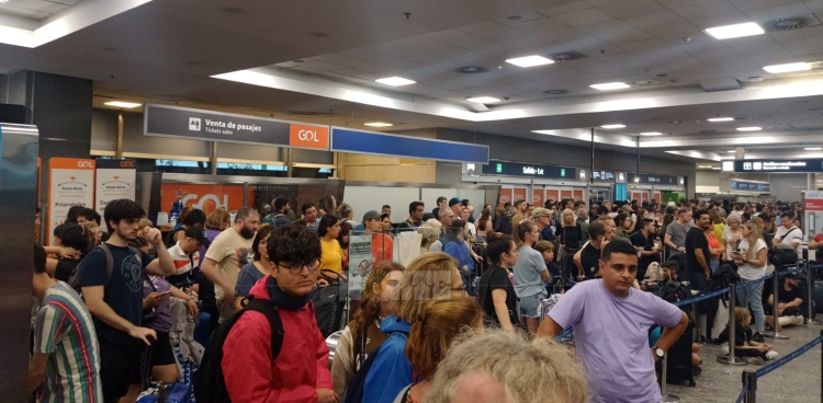 Vuelos cancelados y demorados en Ezeiza y Aeroparque, donde hubo destrozos por el temporal de viento