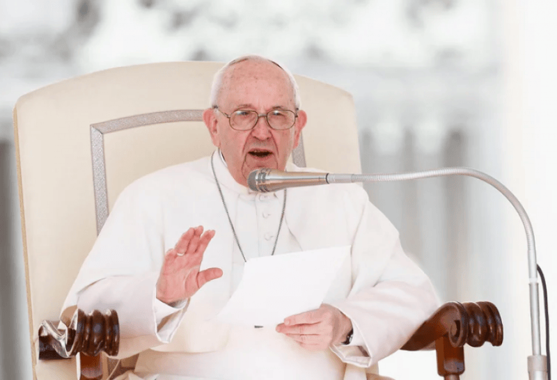 El papa Francisco les aconsejó a las suegras tener "cuidado con su lengua", pero pidió tratarlas mejor