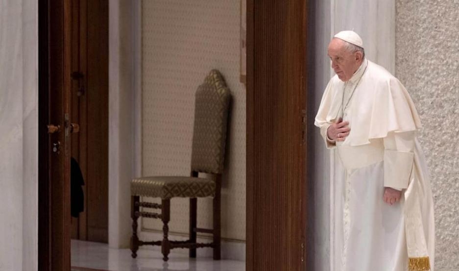 El Papa Francisco mejora: “Leyó algunos diarios y volvió al trabajo”