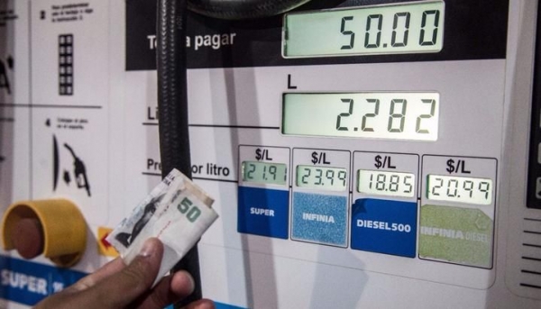 Desde esta medianoche, YPF bajará 1,5% los precios de las naftas Súper y Premium