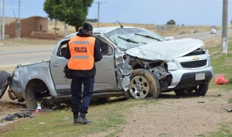 Mueren dos gendarmes al chocar una camioneta con un auto