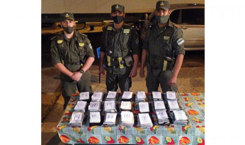 Incautan más de 22 kilos de cocaína ocultos en un auto que era remolcado
