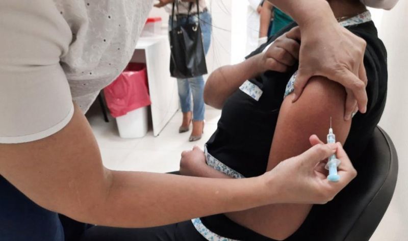El Ministerio de Salud explicó sobre el caso de la enfermera que había recibido la vacuna y se reinfectó