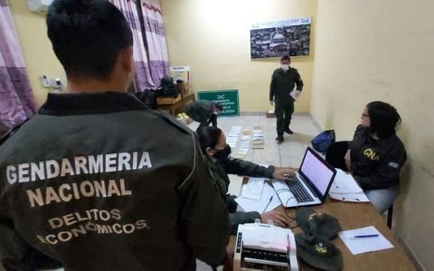Secuestran 50.000 dólares y más de un millón de pesos en Salta y Corrientes
