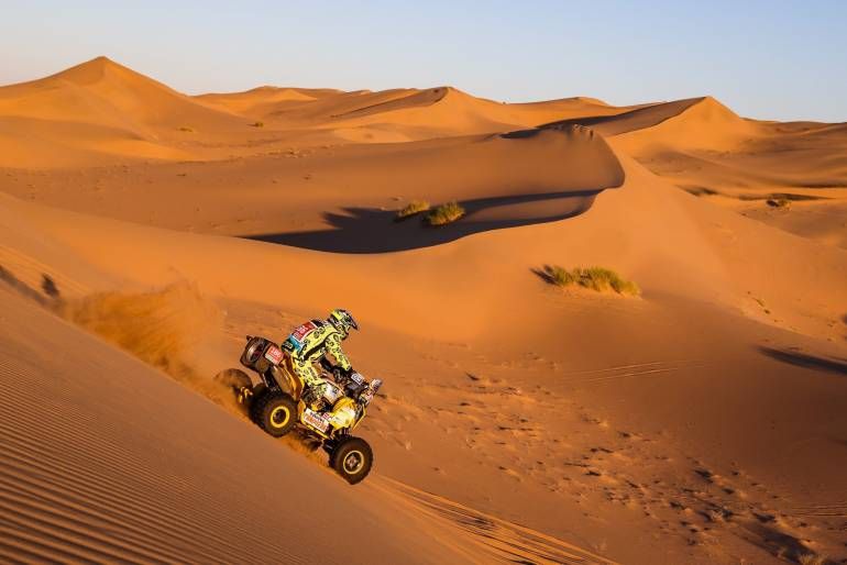 El Dakar inicia una nueva edición en el "festín" de dunas árabes