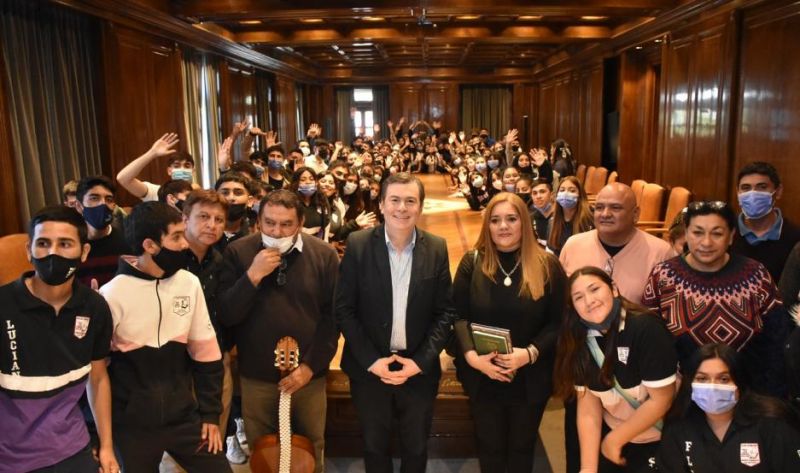 Zamora recibió en Casa de Gobierno a alumnos del departamento Copo