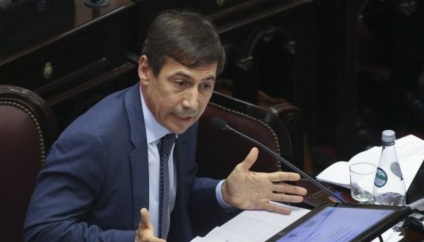 Piden congelar las dietas de los senadores