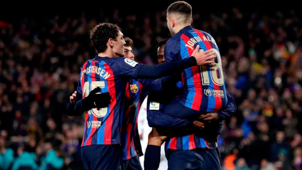Barcelona goleó al Sevilla de los argentinos y estiró la ventaja en la cima