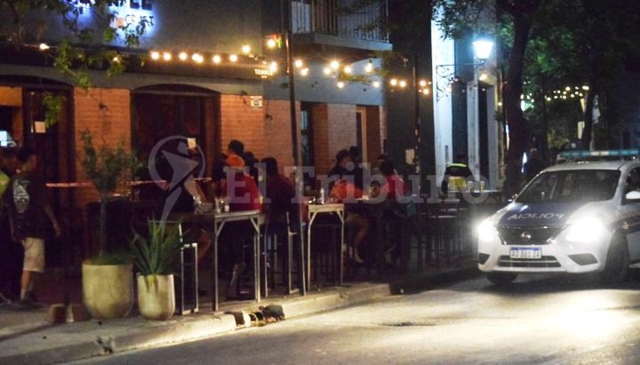 Le disparó a los empleados de un bar del Paseo Güemes porque no lo atendieron
