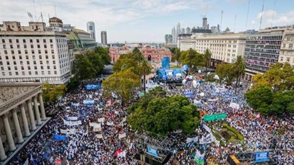 Protesta docente en la Plaza de Mayo