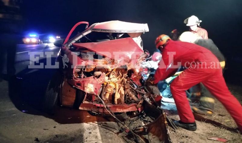 Un joven perdió la vida en un choque entre un auto y un camión sobre Ruta 9
