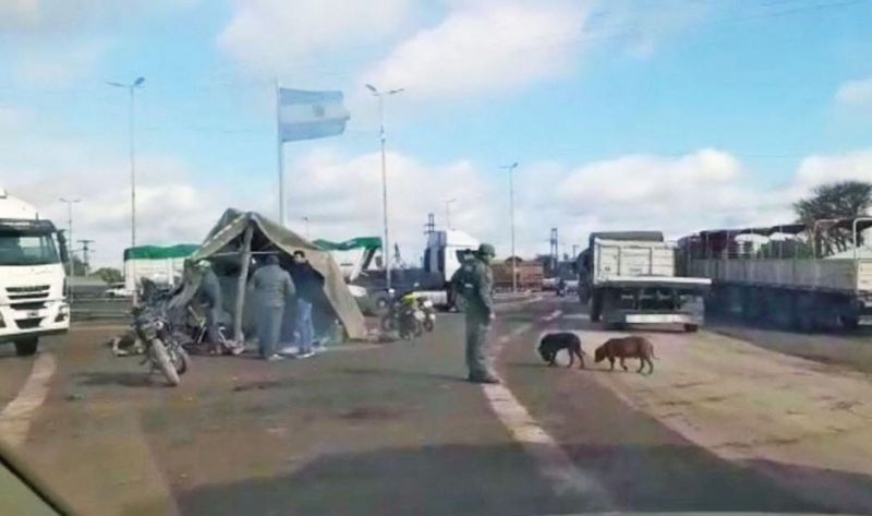 Momento de tensión en el piquete de transportistas en Quimilí cuando Gendarmería llegó para controlar