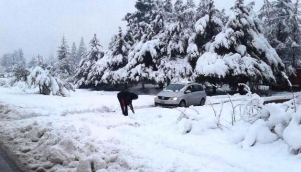 Rutas cortadas y sin luz en Chubut y Santa Cruz por el temporal de nieve, lluvia y viento