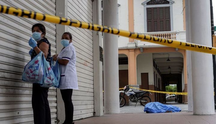 Dramático: arrojan a la calle cadáveres de presuntos infectados por coronavirus en Ecuador