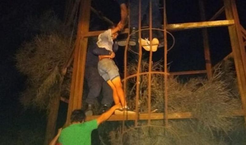 Rescatan a joven que quería tirarse desde un tanque