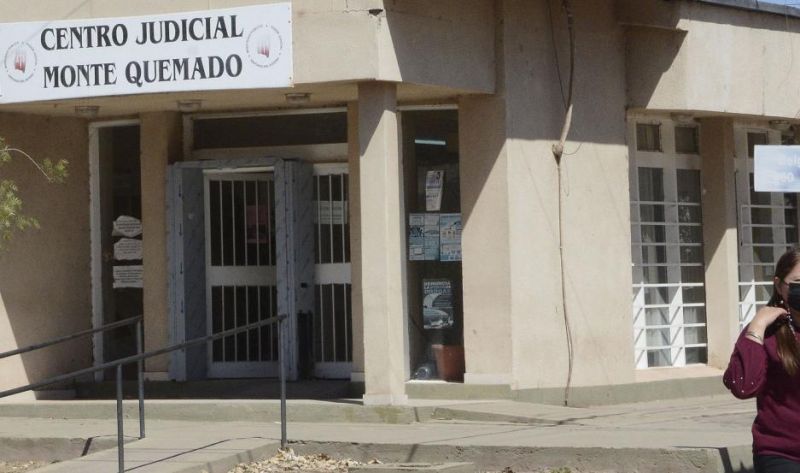 Heladero golpeó a su ex, le puso almohada en la cara y la humilló