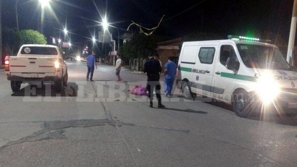 Cayó de una camioneta en movimiento y murió