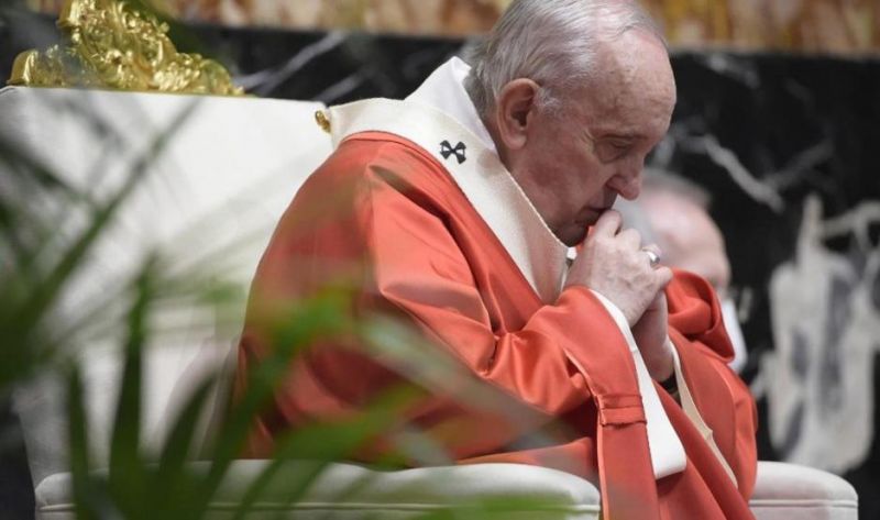 Francisco celebró la misa del Domingo de Ramos ante un muy reducido grupo de fieles