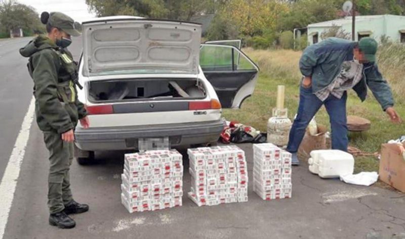 Detienen a 5 policías e imputan a otros 3 por el robo y venta de cajas de cigarrillos secuestradas