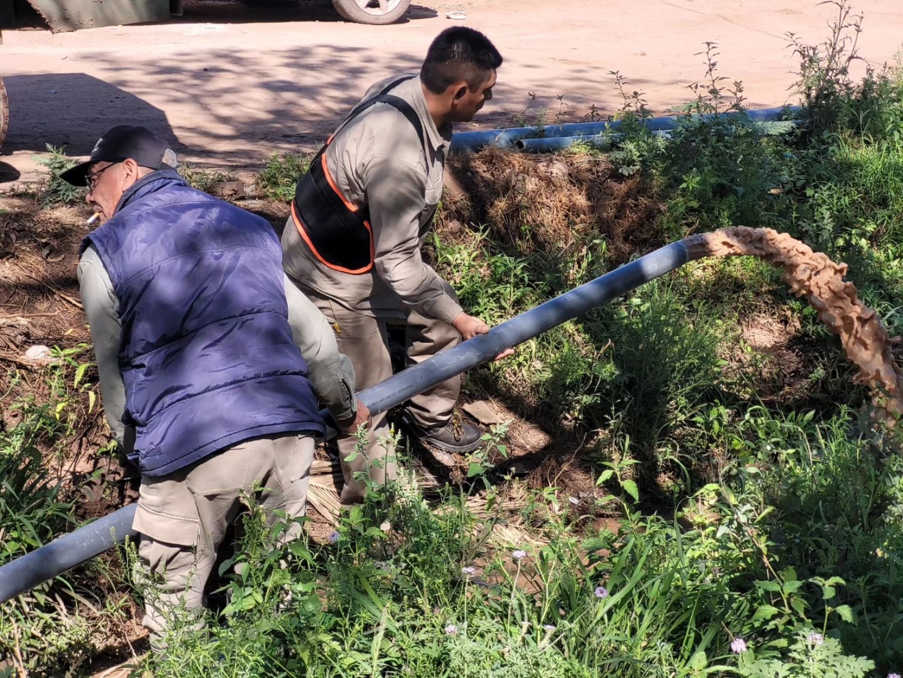 Trabajos de drenaje de cañerías de las redes de distribución de agua.