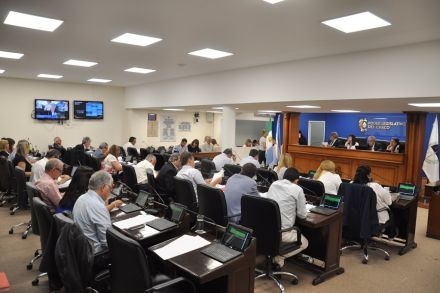 El gobierno sólo consiguió el apoyo para aprobar el crédito que financiará obras en cuatro comunas
