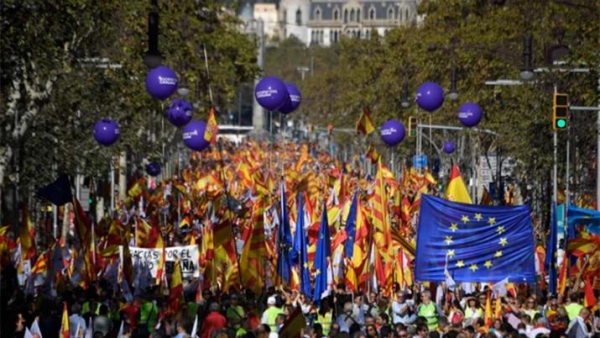 Una multitud marcha en Barcelona en contra la independencia de Cataluña