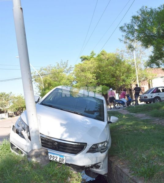 Menor de 13 años conducía un automóvil y terminó en la cuneta