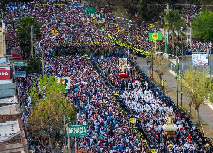 Multitudinaria procesión y dos formas de vivirla