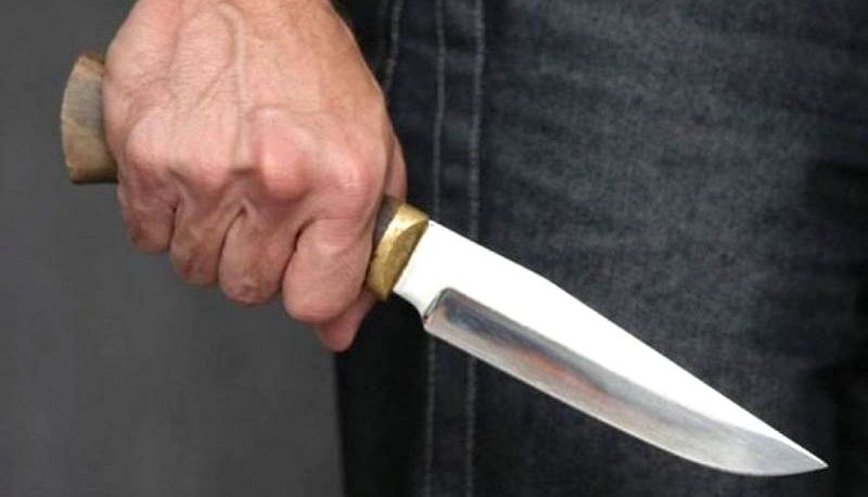 Intentó apuñalar a su cuñado porque no le quiso dar dinero para el vino