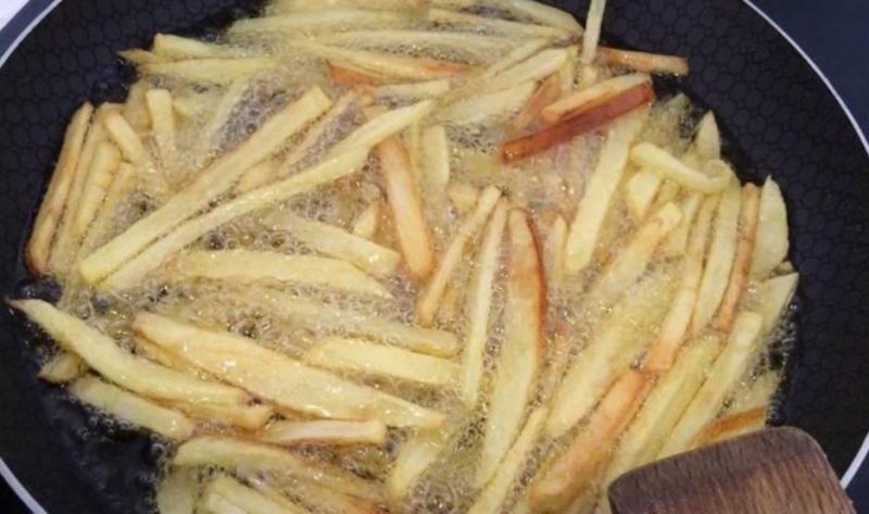 Cocinó papas fritas con un aceite equivocado y murió envenenada