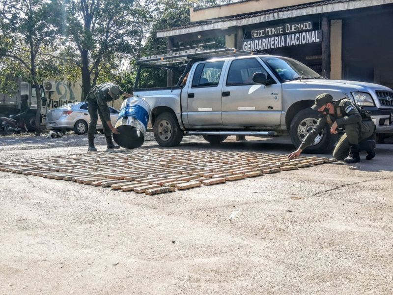 Secuestraron 120 kilos de hojas de coca, camufladas en dos vehículos