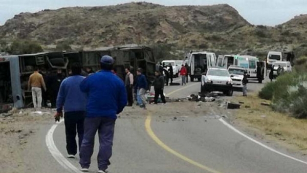 Volcó un micro que trasladaba un grupo de danzas y hay al menos 16 muertos, entre menores y adultos