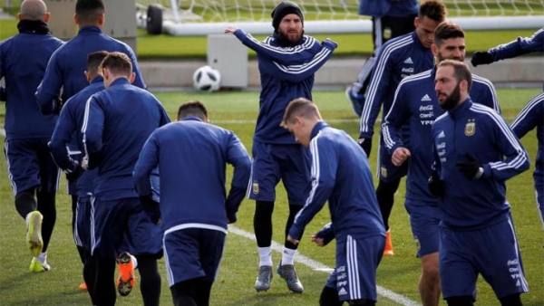 Messi se entrenó y podría jugar un tiempo contra España