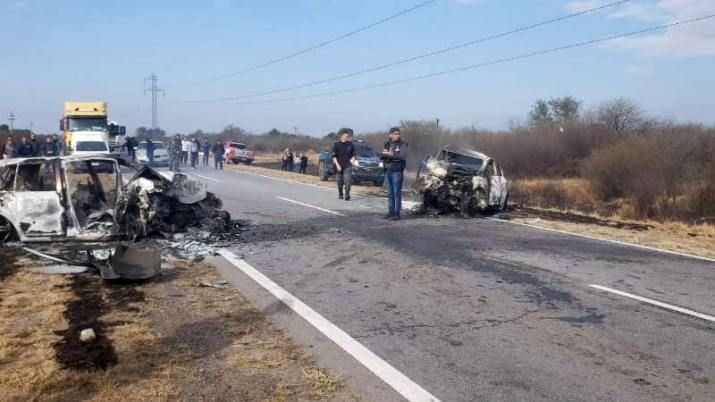 Dos mujeres perdieron la vida en un terrible choque frontal entre autos