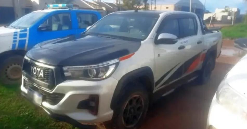 Productor, dueño de campos en Santiago, fue hallado asesinado a puñaladas en su camioneta 4x4.
