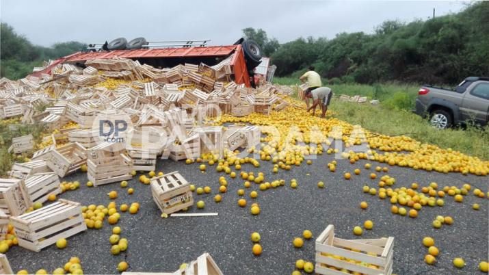 Un camión con naranjas volcó en la Ruta 16 y cortó el tránsito