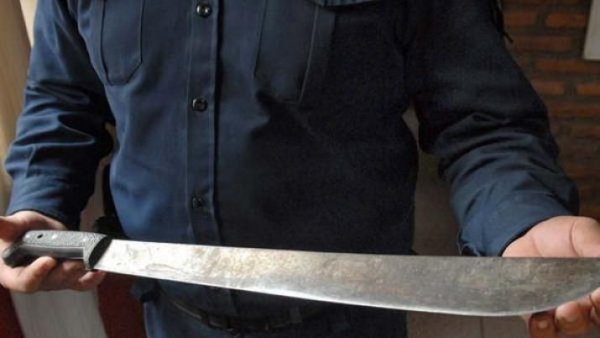 Detenido por intentar agredir con un machete a su madre y hermano