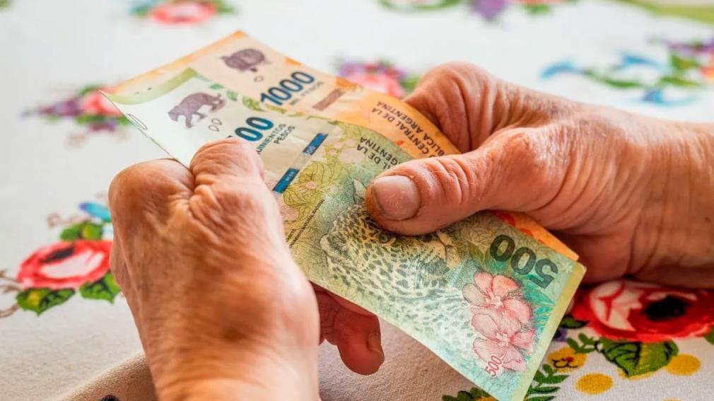 El Gobierno anunció que las jubilaciones y pensiones de abril se pagarán en dos tramos