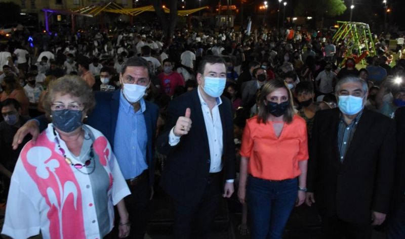 El gobernador junto a la intendenta inauguraron plaza, entregaron tablets y equipos deportivos