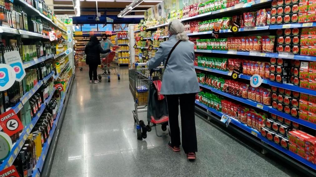 Canasta básica: una familia tipo necesitó casi $284.687 en agosto para no ser pobre
