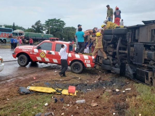 Choque múltiple deja dos muertos y varios heridos en Paraguay