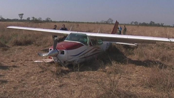 Una avioneta cayó en un campo mientras fumigaba