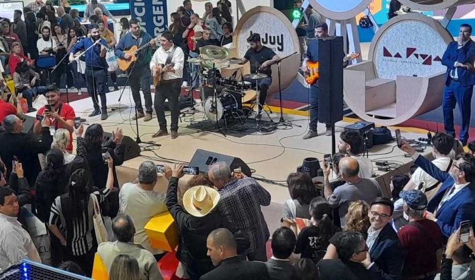 Marcelo Toledo le puso color y ritmo al stand de Santiago en la Feria Internacional de Turismo