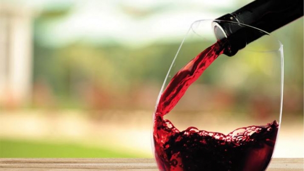 Una botella de vino semanal aumenta el riesgo de cáncer igual que 10 cigarrillos