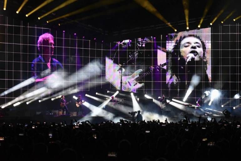 De la mano de Zeta y Charly Alberti, Soda Stereo da las ‘gracias totales‘ en un concierto futurista