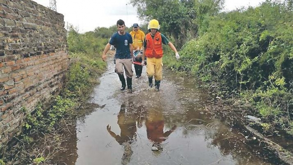 En Los Juríes la situación sigue siendo crítica por la inundación en la zona que aísla a las familias