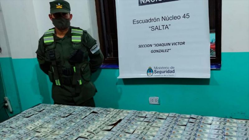 Viajaba hacia Santiago del Estero con 20.400 dólares sin aval legal y fue detenido por Gendarmería