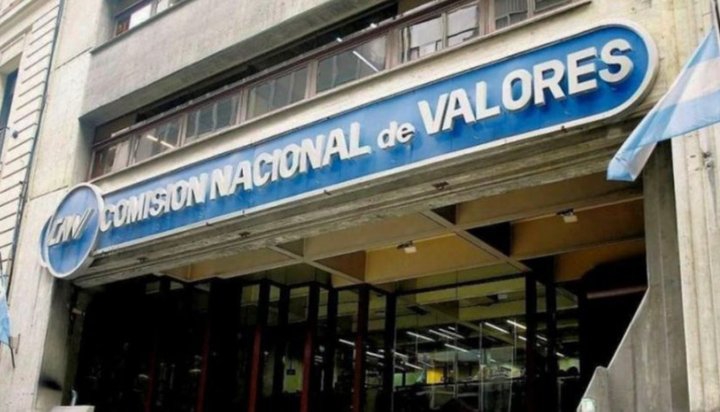 El Gobierno detectó operaciones sospechosas con dólar MEP y apuntó contra una sociedad de Bolsa