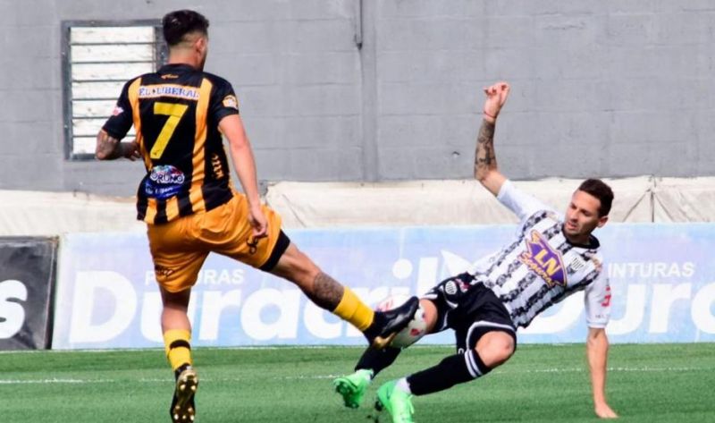 Mitre fue una sombra y cayó goleado por 5 a 0 ante Estudiantes de Caseros